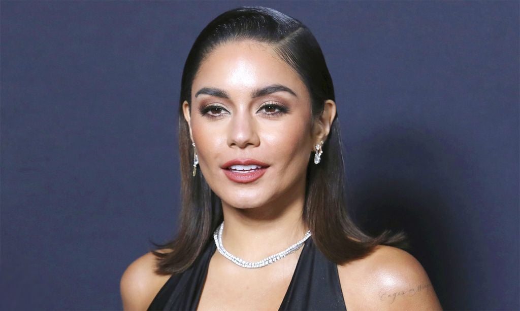 Vanessa Hudgens copia el look 'chica Bond' de Ana de Armas