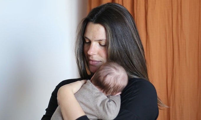 Laura M. Flores con su bebé