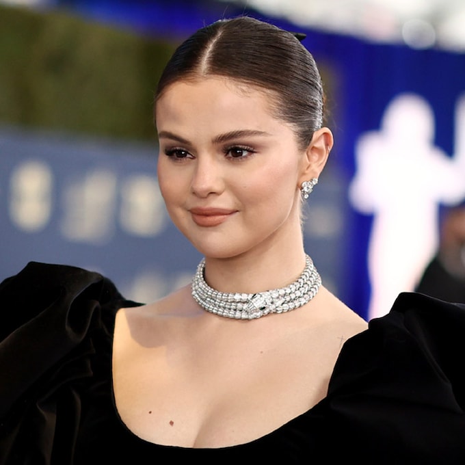 Sin maquillaje ni peinado de fiesta: Selena Gomez posa así de natural antes de una gala