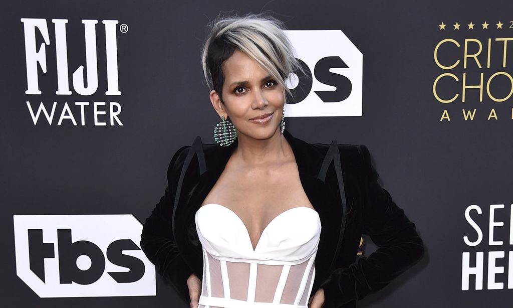 Halle Berry, la actriz de los cambios de look más atrevidos, estrena corte 'bixie' y canas