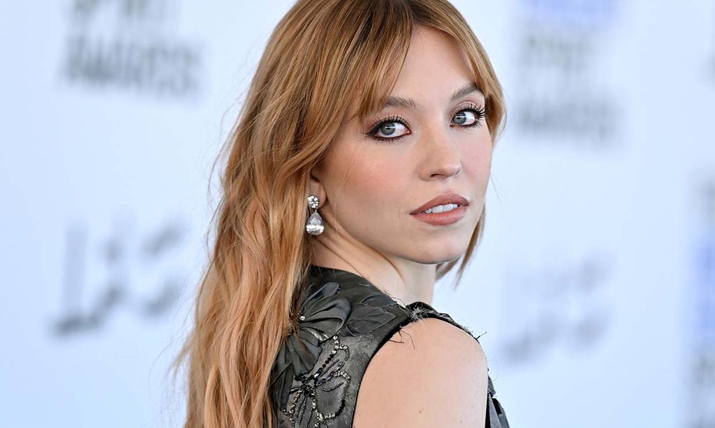 Ni pelirroja ni con flequillo: Sydney Sweeney recupera su look más famoso