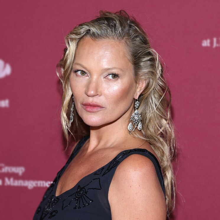 Kate Moss nos propone el peinado con rizos que favorece a las melenas lisas