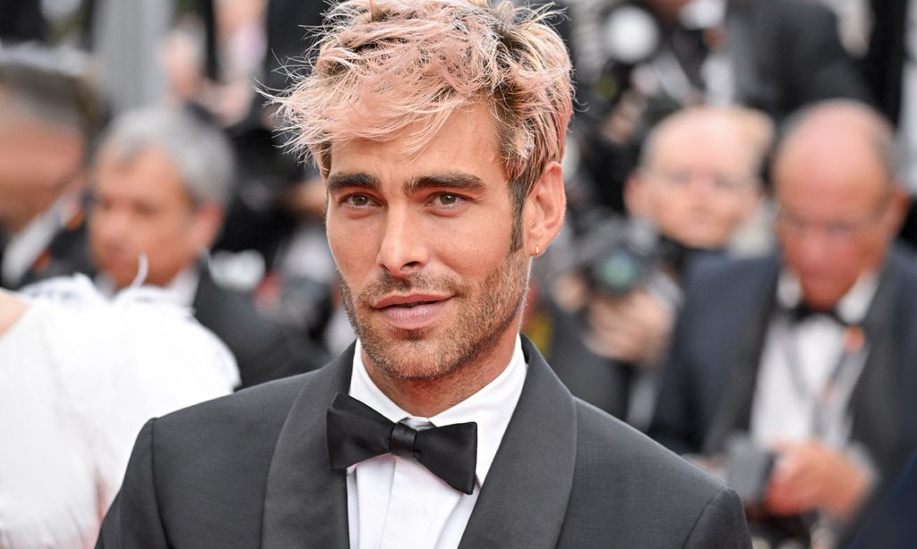 Jon Kortajarena sorprende con el pelo rosa en Cannes