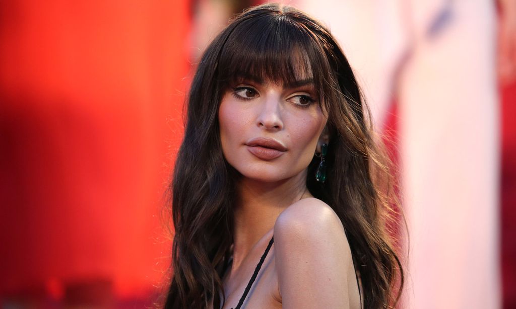 Nos encanta el nuevo flequillo de Emily Ratajkowski: ¿a qué rostros favorece?