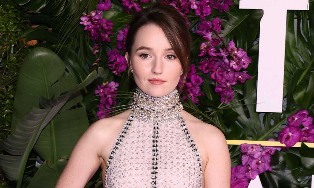 El look de Kaitlyn Dever, la actriz que triunfa junto a Julia Roberts en la comedia romántica de moda