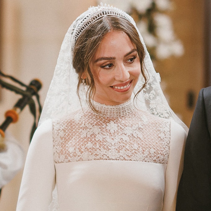 El 'beauty look' de Iman de Jordania en su boda: recogido romántico y maquillaje natural