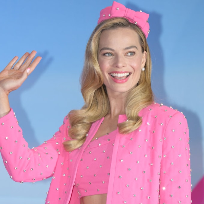 Margot Robbie arrasa como Barbie en su gira mundial con estos nueve looks de belleza 