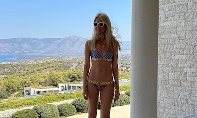 El cuerpazo de Claudia Schiffer en su 53 cumpleaños: la 'top model' sigue siendo la reina del bikini