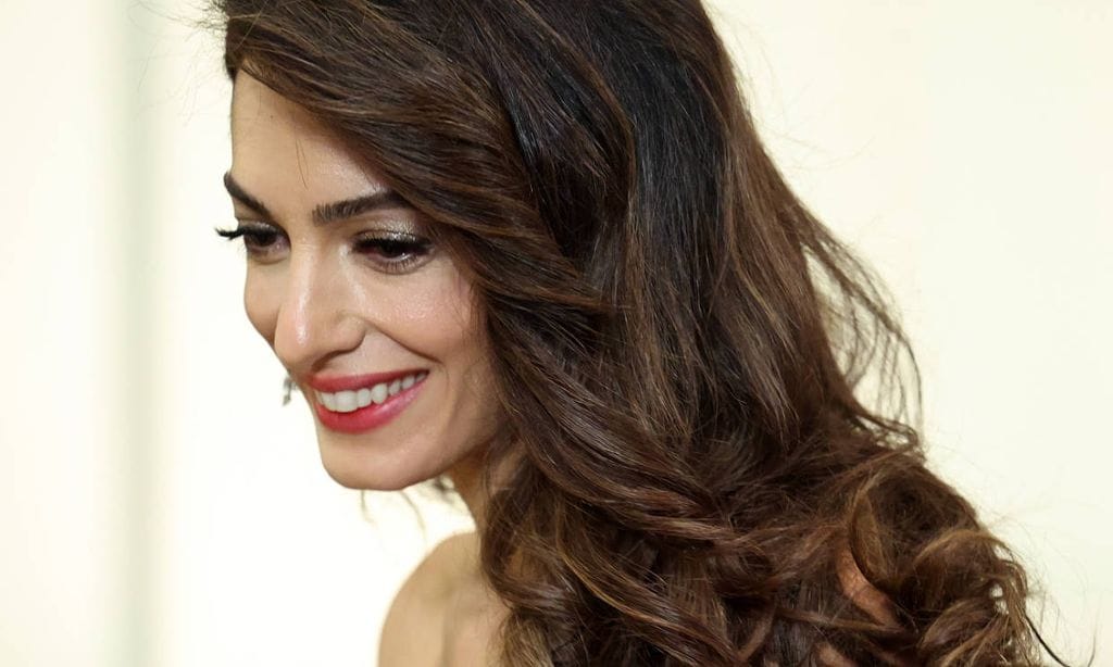 Las mechas 'english toffee' de Amal Clooney: el toque cálido en tendencia de las morenas este otoño