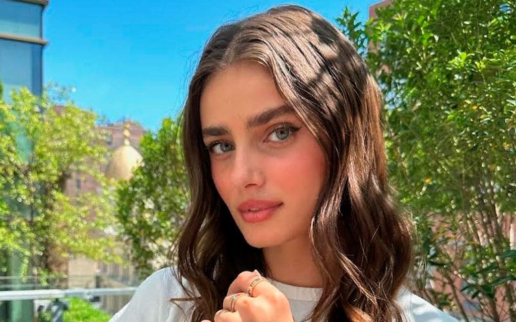 El inesperado cambio de look de la modelo Taylor Hill al puro estilo 'swifties'