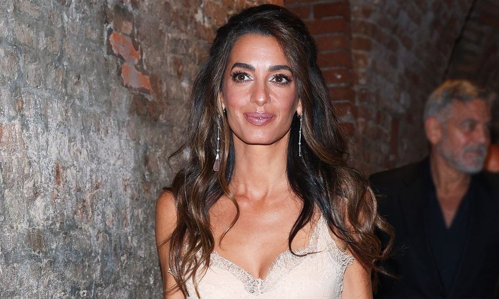 Piel bronceada y mechas rubias: analizamos el cambio de Amal Clooney