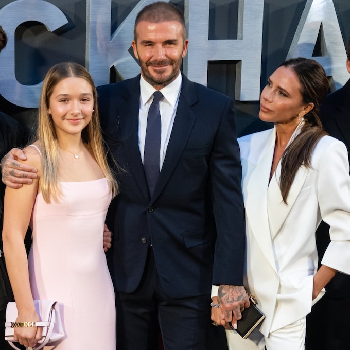 La melena 'glass hair' de Harper eclipsa a Victoria Beckham en el estreno de la serie 'Beckham'