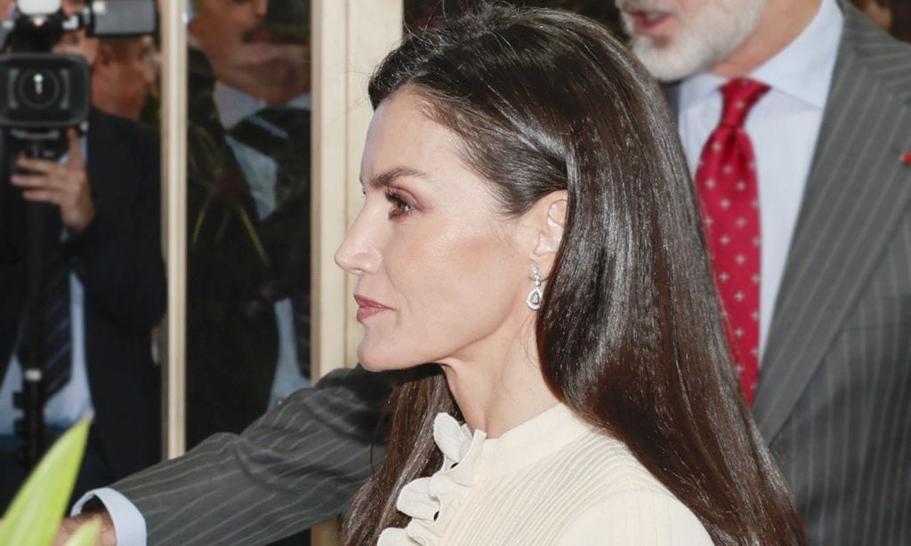 La reina Letizia vuelve a los años 80 con un atrevido peinado 'crimped'