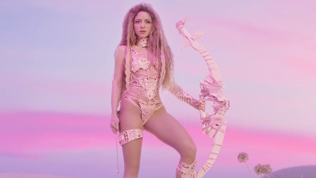 Analizamos los 4 de looks de Shakira en el vídeo de 'Puntería': de guerrera a diosa sexi