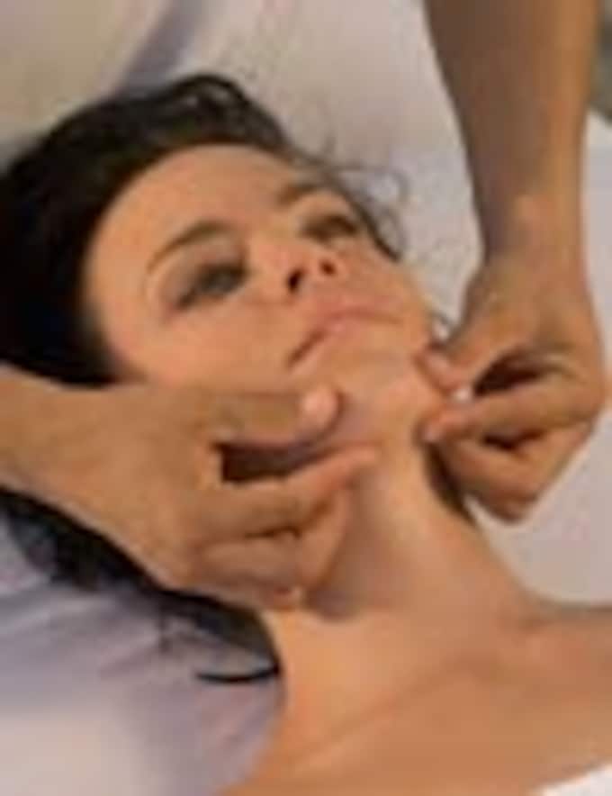 Automasaje facial: el arte de borrar las arrugas con las yemas de los dedos
