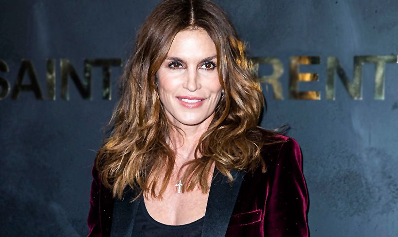 Sin gimnasio ni máquinas: el ejercicio para elevar los glúteos recomendado por Cindy Crawford