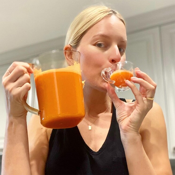 Copia el zumo antioxidante de Karolina Kurkova si quieres una piel más joven y luminosa