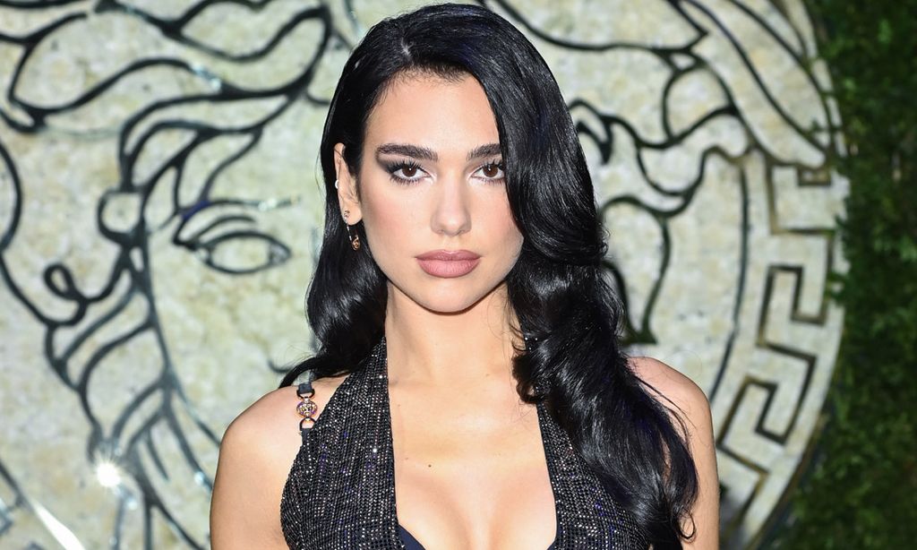 Dua Lipa está muy en forma y lo demuestra con una impresionante postura de yoga