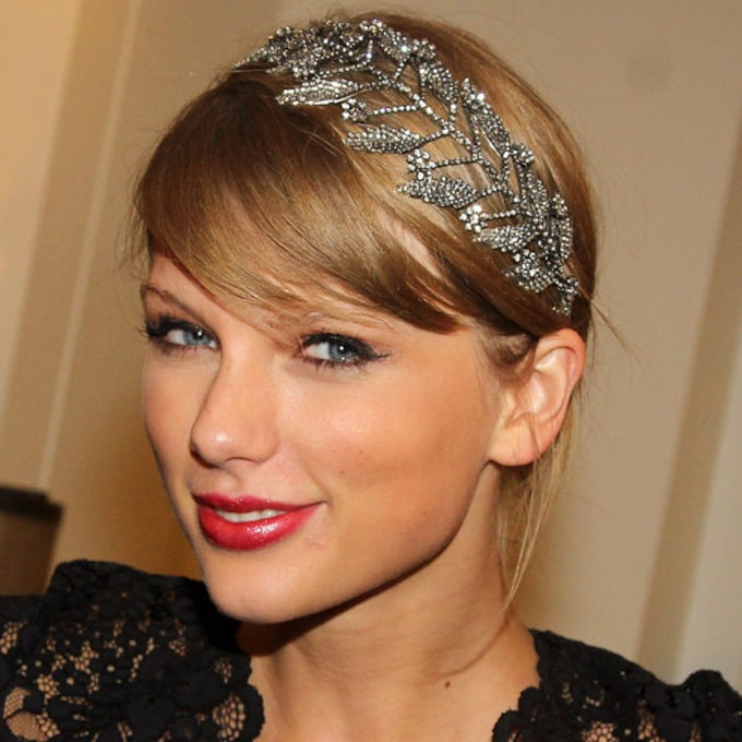 Un recogido con diadema-joya como Taylor Swift, paso a paso
