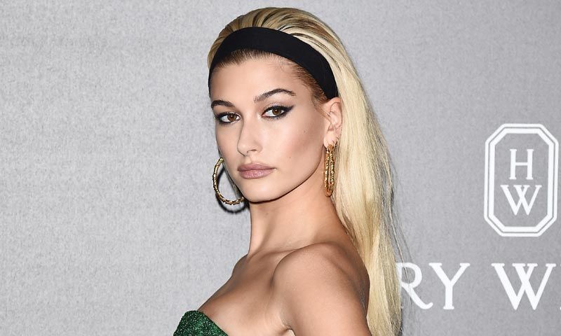 Hailey Baldwin tiene el peinado del otoño si llevas escote 'strapless'