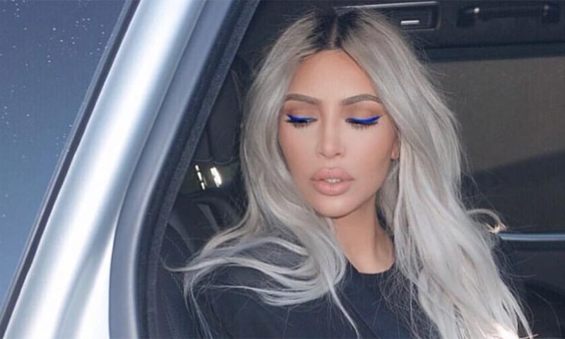 El 'eyeliner' azul es la nueva tendencia y Kim Kardashian lo confirma