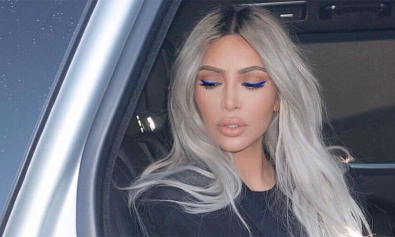 El 'eyeliner' azul es la nueva tendencia y Kim Kardashian lo confirma El 'eyeliner' azul es la nueva tendencia y Kim Kardashian lo confirma