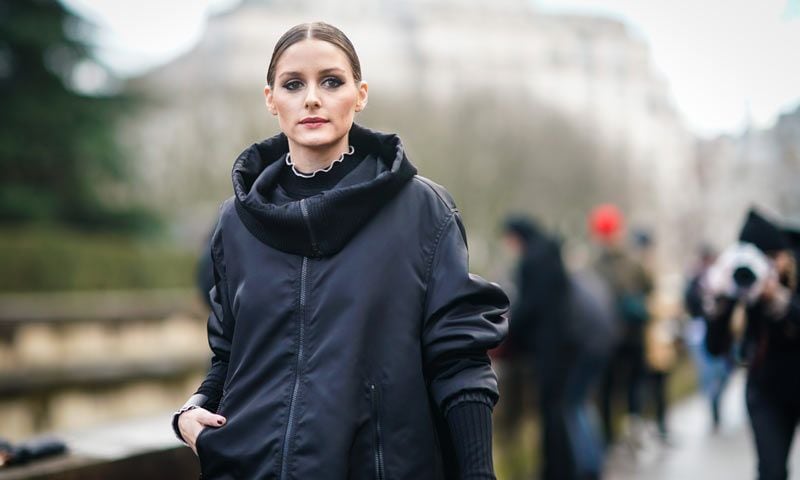 Olivia Palermo y su coleta minimalista, el peinado que mejor funciona con toda su ropa