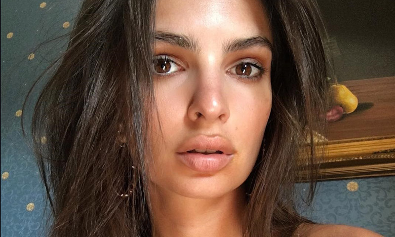 Emily Ratajkowski logra que el maquillaje dure mucho más tiempo con este truco