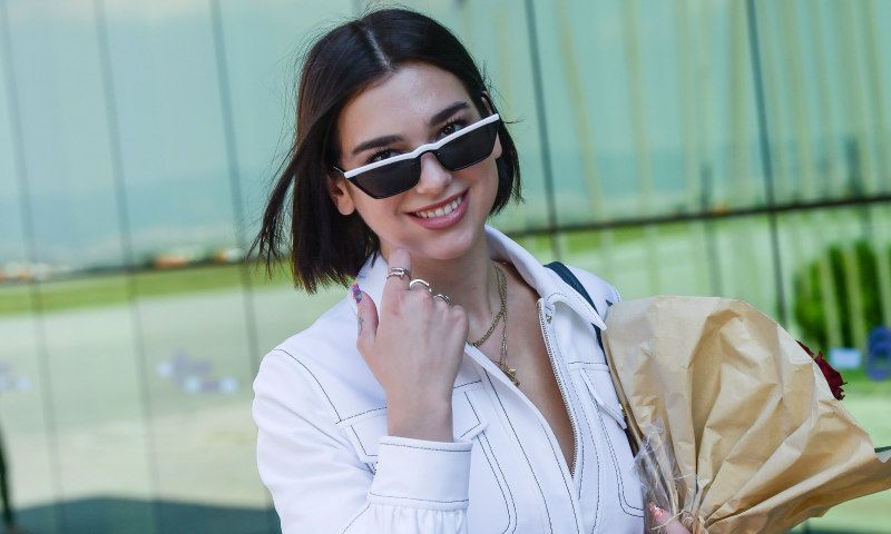 Dua Lipa lanza un mensaje con su manicura más original