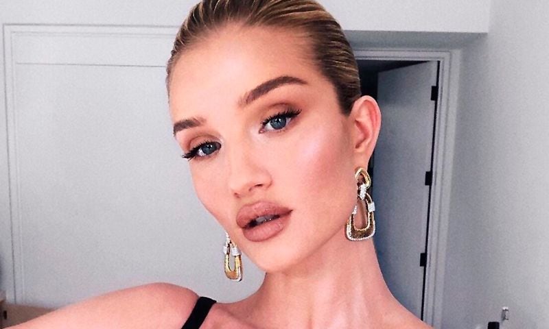 Maquillaje natural con efecto antiedad: el truco de las modelos para redibujar sus pómulos