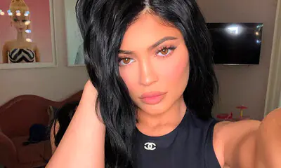 Según Kylie Jenner deberías usar una máscara de pestañas marrón, ¿imaginas por qué?