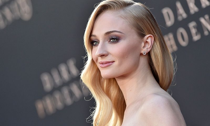 Por qué el último maquillaje de Sophie Turner favorece más que el 'smokey eye' en verano
