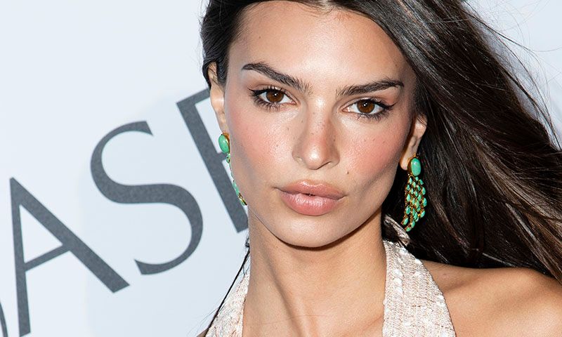 Emily Ratajkowski o cuando un truco de maquillaje rejuvenece al instante