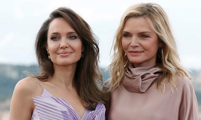Por qué el peinado de fiesta que ha unido a Angelina Jolie y Michelle Pfeiffer favorece a cualquier edad