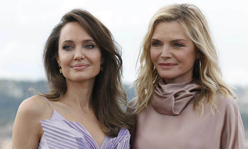 Por qué el peinado de fiesta que ha unido a Angelina Jolie y Michelle Pfeiffer favorece a cualquier edad
