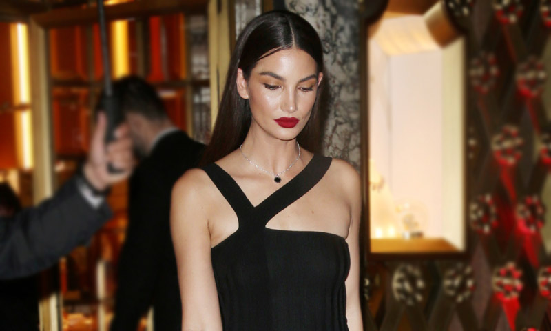 ¿Clásico o tendencia? Lily Aldridge lleva en menos de 24 horas los dos looks perfectos para Navidad