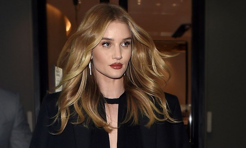 Maquillaje de noche: cómo llevar (bien) los labios oscuros según tu edad