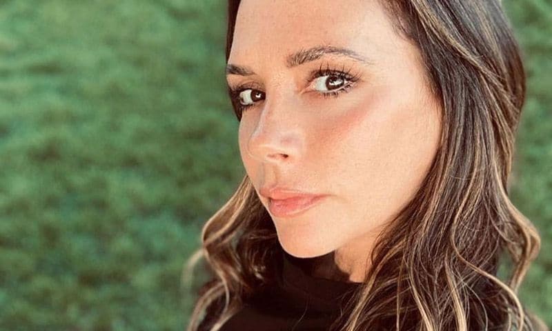 Victoria Beckham estrena la manicura del verano que ya adelantó Paula Echevarría