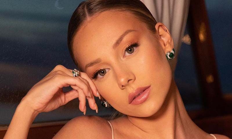 Cómo conseguir el maquillaje 'glow' de Ester Expósito y Danna Paola