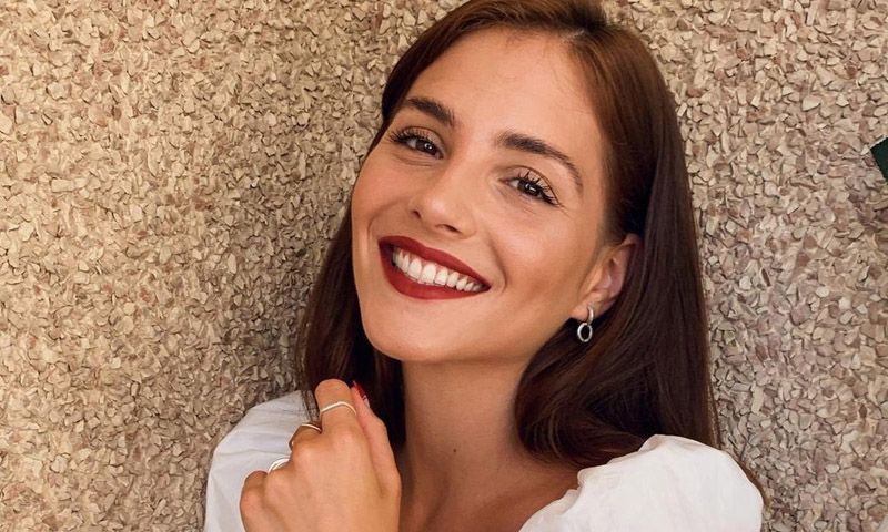 Andrea Duro estrena la manicura natural que más estiliza las manos