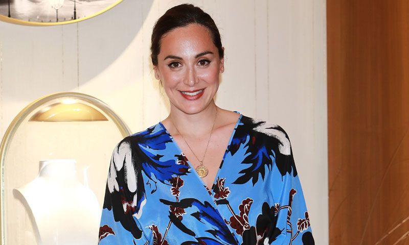 Tamara Falcó estrena la manicura navideña ideal para uñas cortas