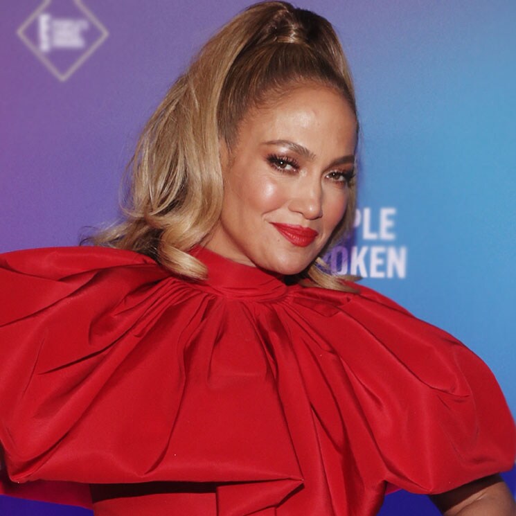 El moño efecto 'lifting' de Jennifer Lopez también te hace parecer más alta