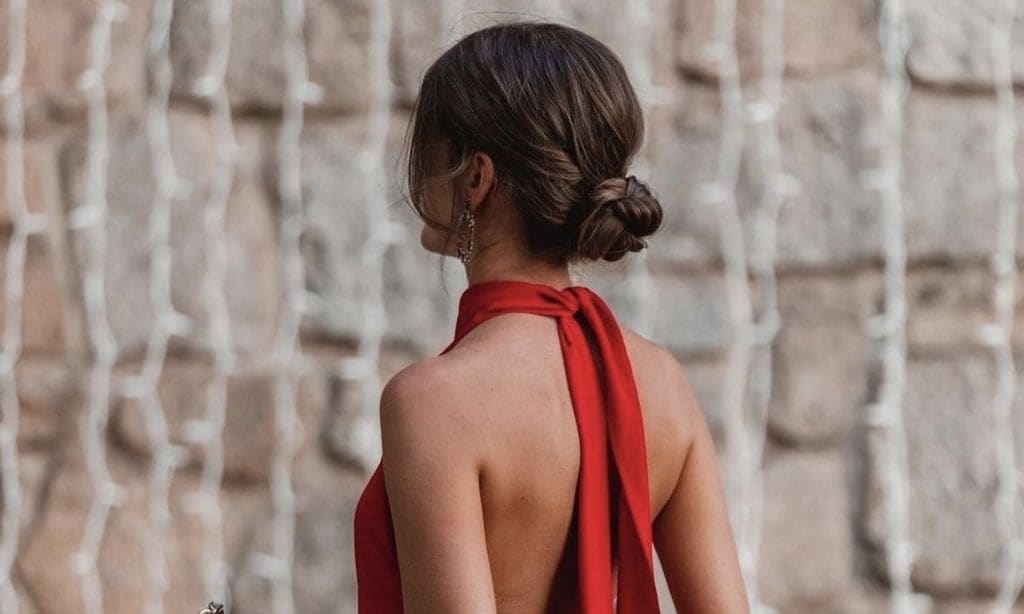 Mujer con look de fiesta y peinado con recogido bajo