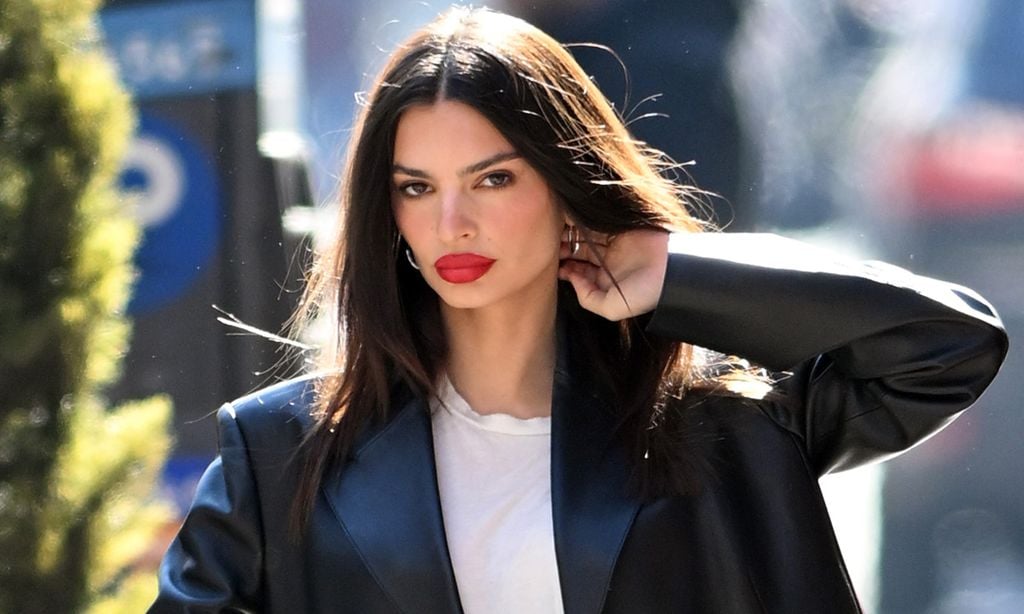 De Emily Ratajkowski a Hiba Abouk: esta primavera los labios serán súper rojos