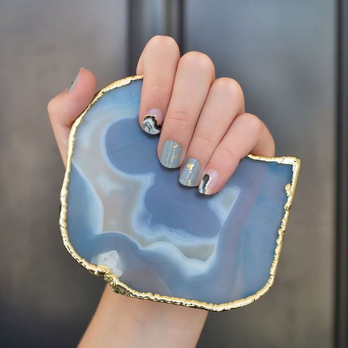 Si buscas una manicura diferente y atrevida, prueba las 'geode nails' que imitan piedras preciosas