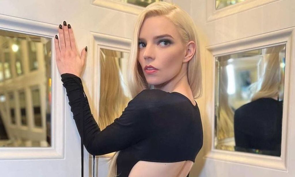 Anya Taylor-Joy apuesta por las uñas cromadas que llevaremos todas los próximos meses