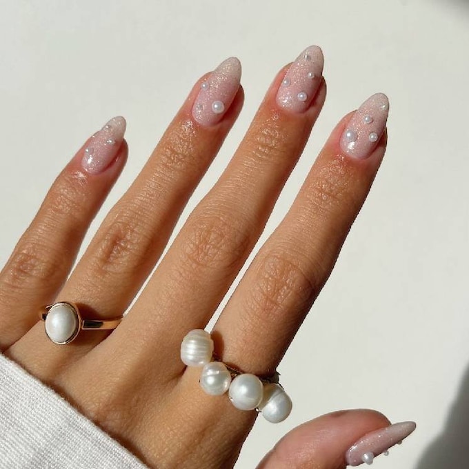 Cuando la manicura es tu mejor joya: prueba la uñas con perlas de tendencia