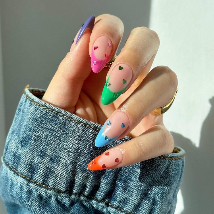 'Color french nails', la manicura elegante con la que dar color a tus looks de entretiempo
