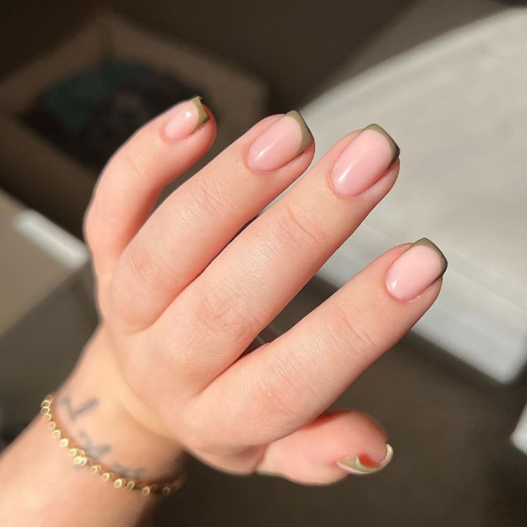 'Micro french' es la manicura minimalista que te encantará si tienes las uñas cortas