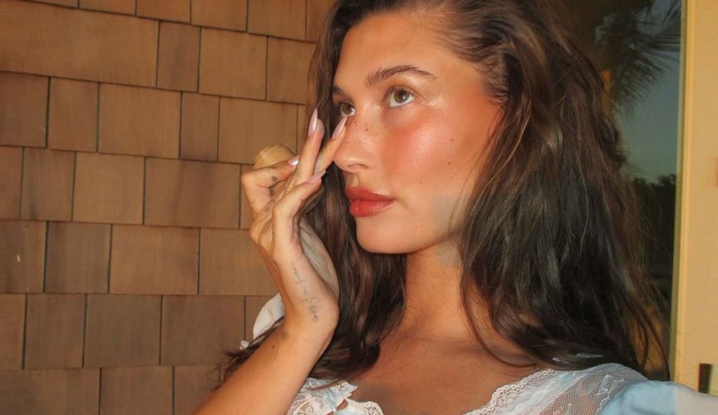 'Broccoli freckles', el curioso truco viral para copiar las pecas naturales de Hailey Bieber